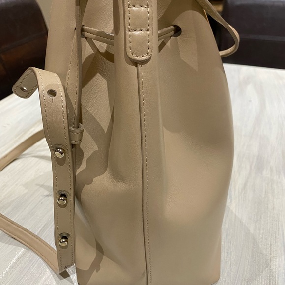Mansur Gavriel Tan leather bucket bag with Modern Minimalist Design - Picture 3 of 12